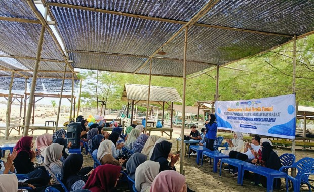 Tingkatkan Kesadaran Kesehatan Masyarakat, Prodi Kesmas UMMAH Gelar Aksi Bersih Pantai