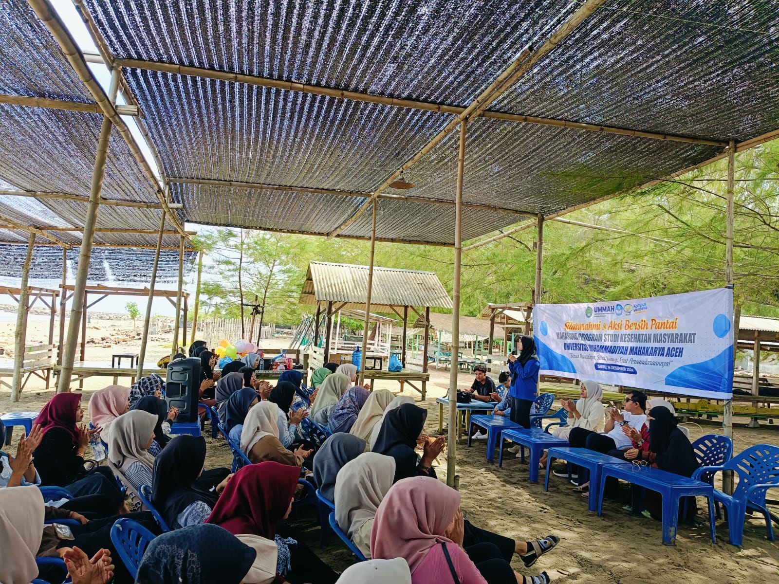 Tingkatkan Kesadaran Kesehatan Masyarakat, Prodi Kesmas UMMAH Gelar Aksi Bersih Pantai