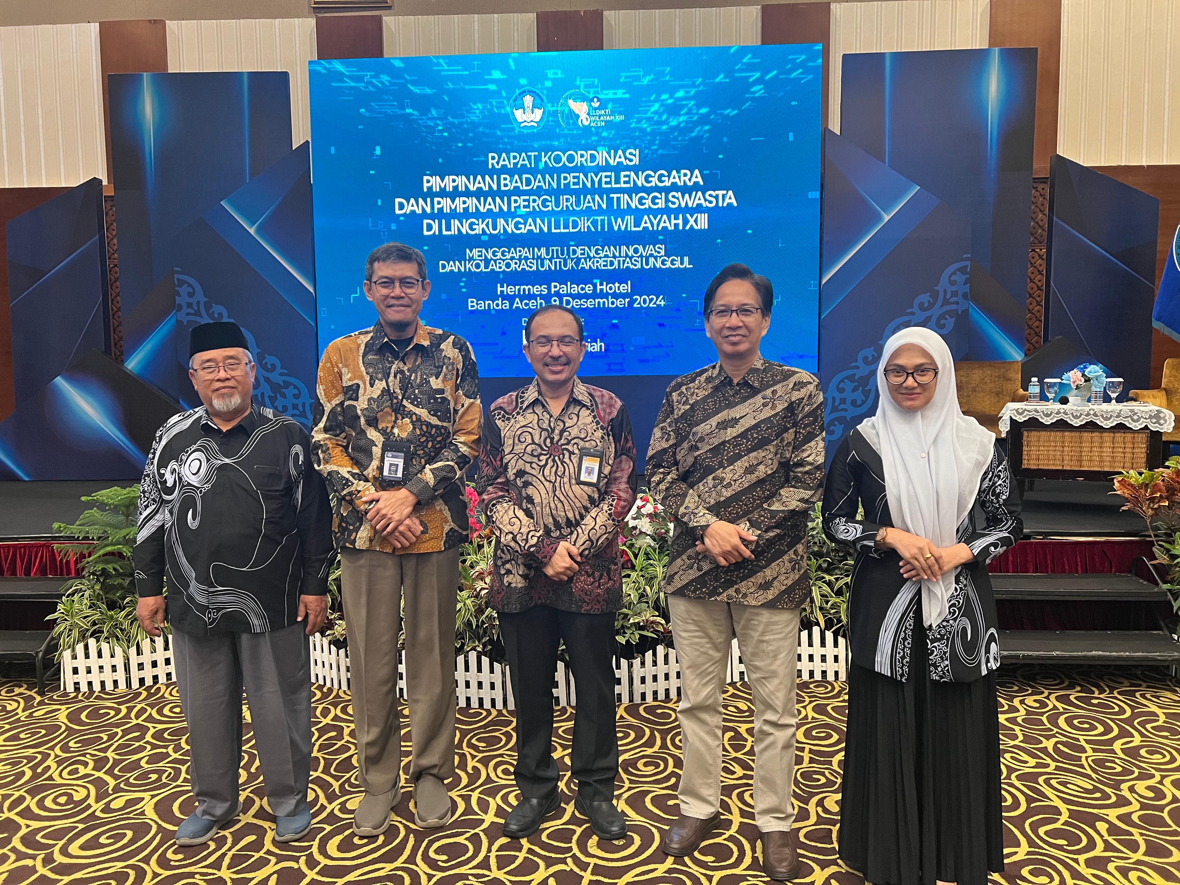 Rektor UMMAH dan Wakil Rektor I bersama Prof. Dr. Agus Setyo Muntohar, ST., M.Eng.Sc., Ph.D (Dewan Eksekutif BAN PT), Dr. Ir. Rizal Munadi, M.M., M.T. (Kepala LLDikti Wilayah XIII), Prof. Dr. Ir. Mochamad Ashari, M.Eng., IPU., Aeng (Guru Besar Institut Teknologi Sepuluh Nopember Jawa Timur)