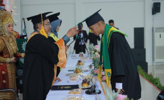 Kampus UMMAH Wisuda 143 Lulusan, 68 Predikat Cumlaude