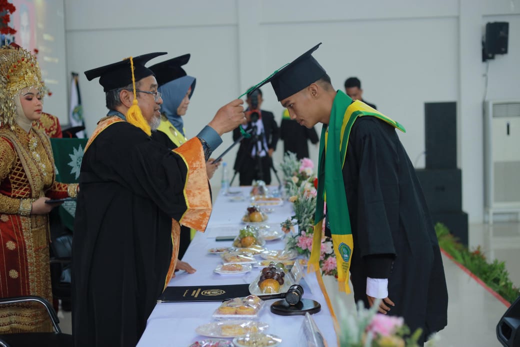 Kampus UMMAH Wisuda 143 Lulusan, 68 Predikat Cumlaude