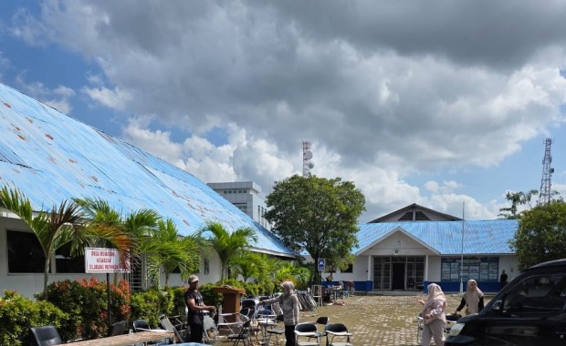 Civitas Akademika UMMAH Gelar Gotong Royong Massal Pasca Banjir Bandang