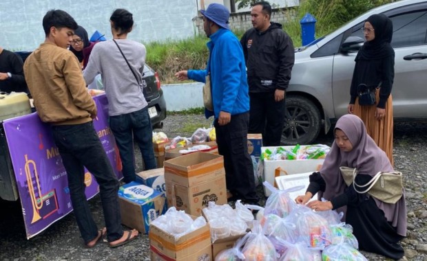 Relawan Salurkan Bantuan dan Layanan Psikososial bagi Pengungsi di Posko Kampus UMMAH