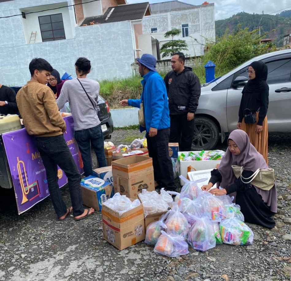 Relawan Salurkan Bantuan dan Layanan Psikososial bagi Pengungsi di Posko Kampus UMMAH