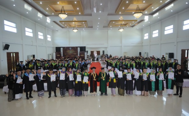 UMMAH Wisuda 104 Lulusan, Rektor: Ijazah Bukan Akhir Perjalanan Belajar